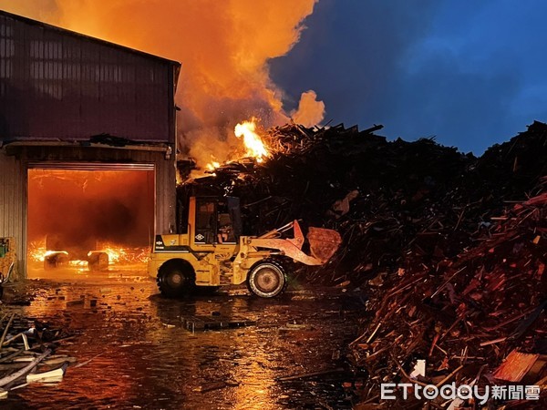▲▼      台南木材廠火警       。（圖／記者林悅翻攝）