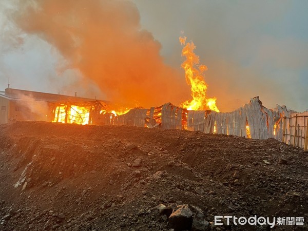 ▲▼      台南木材廠火警       。（圖／記者林悅翻攝）