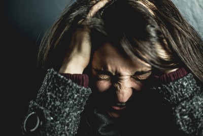 正妹躲後巷爆哭!陌生情侶暖心安慰…男方遞「一張字條」她愣了