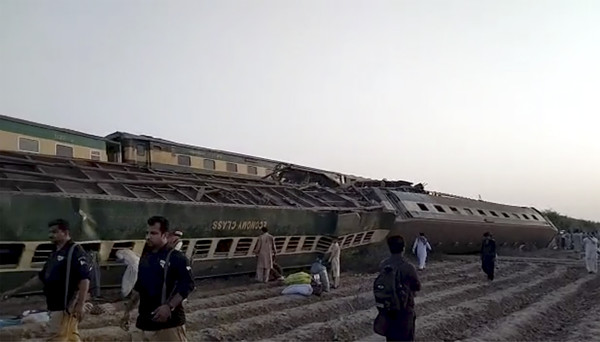 ▲▼巴基斯坦火車出軌相撞。（圖／達志影像／美聯社）