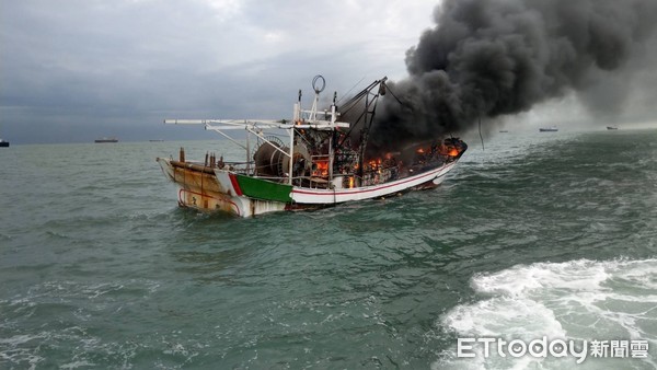 漁船起火燃燒　台南海巡雙艇迅速馳抵撲滅火勢