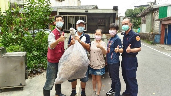 ▲▼居民後陽台驚見巨大虎頭蜂窩。（圖／新北市動保處提供）