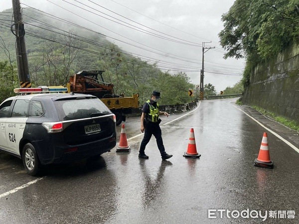 ▲▼警方派員於坍方處警戒及管制。（圖／大溪警分局提供）