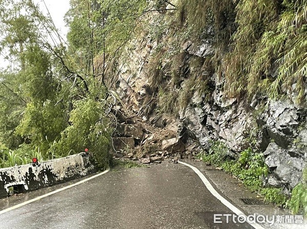 ▲台7線遇豪雨道路坍方。（圖／大溪警分局提供）