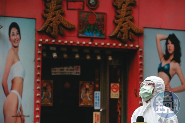 陳建仁認為茶藝館的群聚型態特殊、服務員流動性高，是這波本土疫情在短期內大爆發的主因。