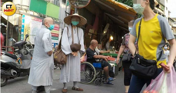 微禿叔駐點在市場內的丐幫休息區，旁邊還有兩名出家人化緣，他癱坐在輪椅上，拿著粉紅色塑膠盆乞討。（圖／攝影組）
