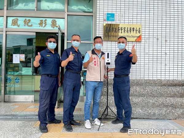 ▲台南市學甲警友辦事處主任黃世偉，請分局長翁誌宏代為採買一組同廠牌、攝錄功能更精良的密錄器送給朱員，並慰勉他戮力維持社會治安。（圖／記者林悅翻攝，下同）