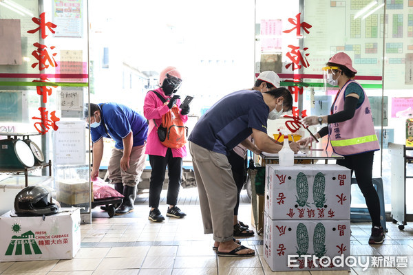 ▲受新冠肺炎影響，台北市水源市場實施人流管制。（圖／記者林敬旻攝）