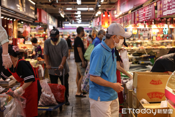 ▲受新冠肺炎影響，台北市南門市場實施人流管制，民眾分批前往採買。（圖／記者林敬旻攝）