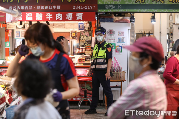 ▲受新冠肺炎影響，警方於台北市南門市場監看管制人流。（圖／記者林敬旻攝）