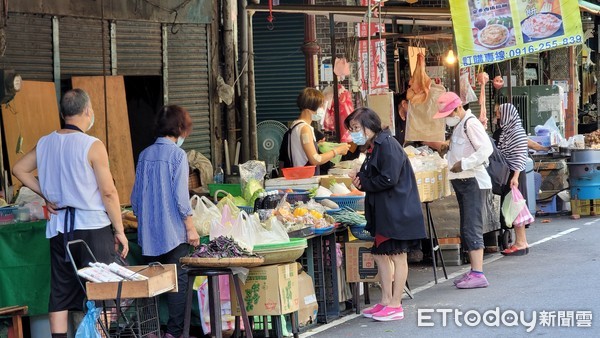 ▲▼板橋福德市場人流管制。（圖／記者呂佳賢攝）