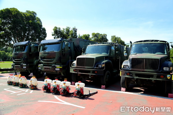 ▲▼國軍10軍團出動化學兵20名，及重消車、背式消毒機等裝備。（圖／記者黃孟珍攝）