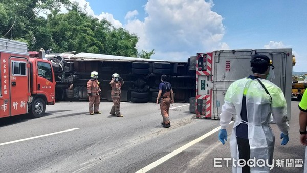 ▲▼中山高南下108.9km聯結車翻覆。（圖／記者陳凱力翻攝）