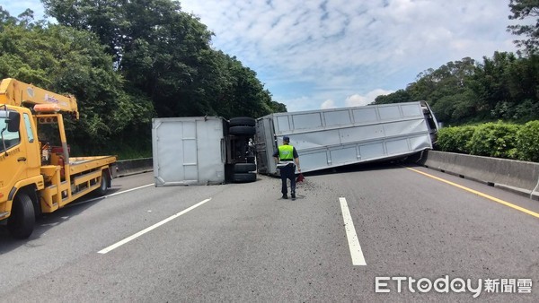 ▲▼中山高南下108.9km聯結車翻覆。（圖／記者陳凱力翻攝）