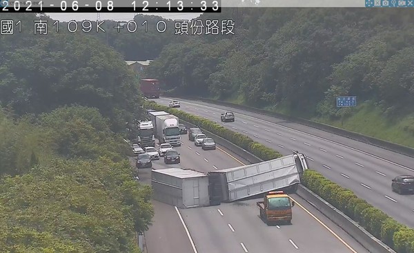▲▼中山高南下108.9km聯結車翻覆。（圖／翻攝自記者爆料網）