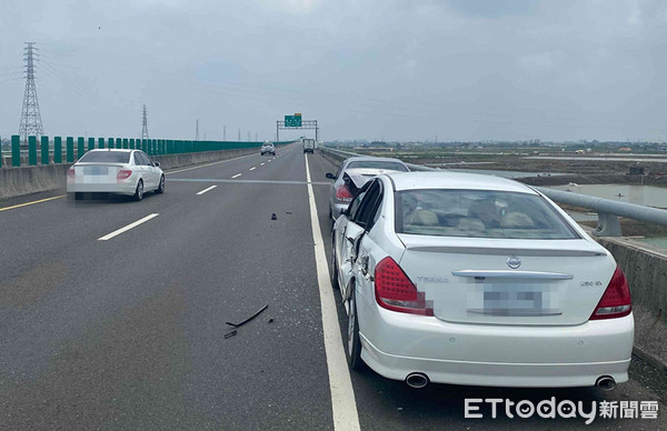 ▲台84線東向5.6K處8日中午發生1起死亡車禍，46歲黃姓修車工，在該處為1部故障自小客車檢時，遭41歲蔡姓女子所駕的小貨車撞上送醫不治身亡。（圖／記者林悅翻攝，下同）