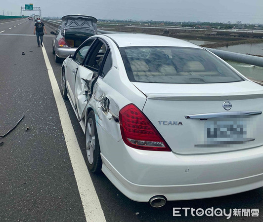 ▲台84線東向5.6K處8日中午發生1起死亡車禍，46歲黃姓修車工，在該處為1部故障自小客車檢時，遭41歲蔡姓女子所駕的小貨車撞上送醫不治身亡。（圖／記者林悅翻攝，下同）