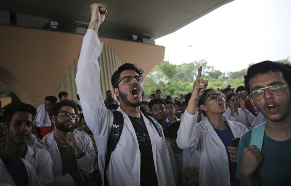 印度「醫生罷工潮」狂燒7天終落幕！　政府承諾：染疫可獲免費治療 | ET