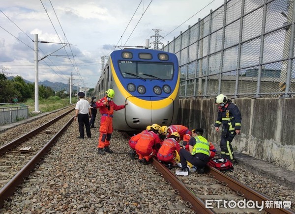 ▲▼台鐵區間車南下快到豐原火車站時，撞上一名婦人，所醒只有腿骨折，送醫治療。（圖／民眾提供）