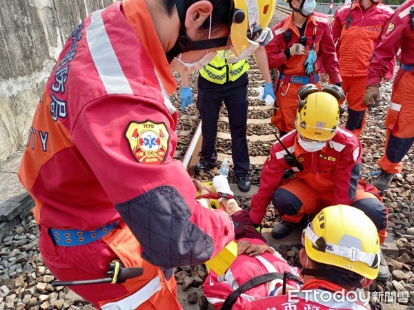 ▲台鐵區間車南下快到豐原火車站時撞上一名婦人，所幸只有腿骨折，送醫治療。（圖／民眾提供）