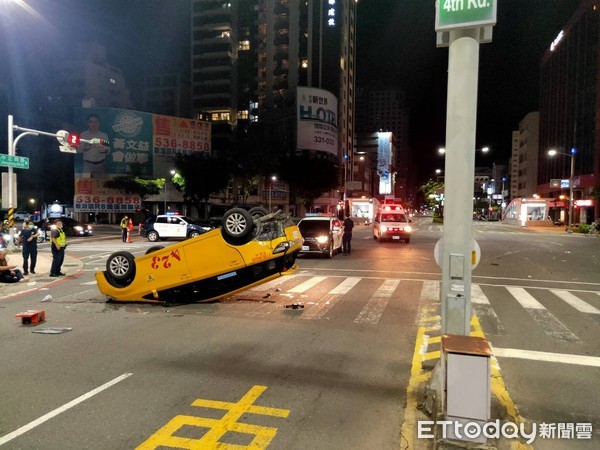 ▲▼高雄發生一起「國民車」車禍事故，1人送醫。（圖／記者吳奕靖攝）