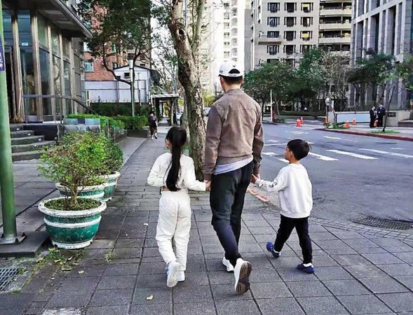 汪小菲十分愛孩子，在台灣就常帶著一對兒女外出散步，孩子們也對爸爸感情很深。（翻攝自汪小菲微博）