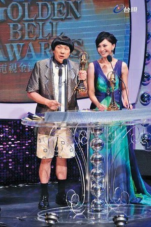 侯怡君（右）事業橫跨主持和戲劇，2010年她和豬哥亮（左）獲得金鐘獎最佳綜藝主持人獎。（台視提供）