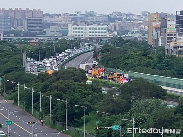 ▲▼國一南下竹北段嚴重塞車。（圖／記者劉維榛攝）