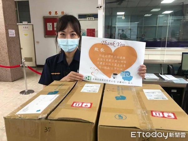 ▲南投縣議員和熱心店家、企業捐贈物資，作為中興警分局的後盾。（圖／記者高堂堯翻攝）