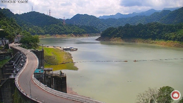 石門水庫10天水位狂升22米　驚人對比圖曝「淹到小綠地了」。（圖／翻攝「桃園智慧旅遊雲 Taoyuan Travel」YouTube）