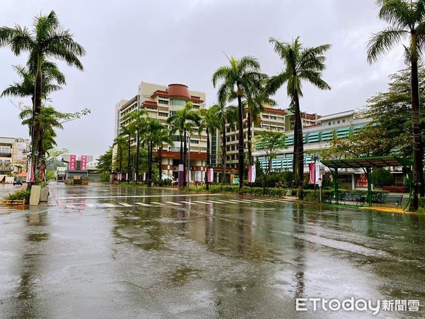 ▲近期的梅雨鋒面為台南地區帶來超過421公厘的雨量，中華醫大曾信超校長視察完工的堤岸工程和校園抽水站，感謝第六河川局和台南市政府攜手整治三爺溪、加高堤岸。（圖／記者林悅翻攝，下同）