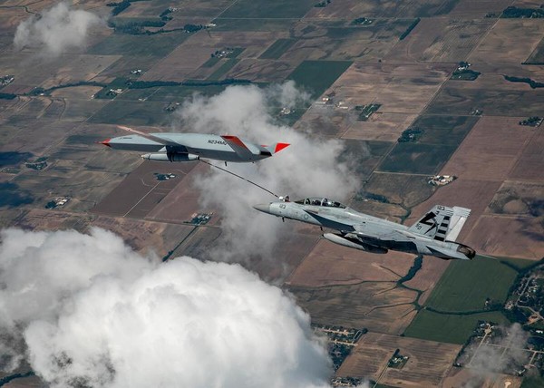 ▲MQ-25成功對一架F/A-18F「超級大黃蜂」艦載戰鬥機進行空中加油。（圖／翻攝USNI網站）