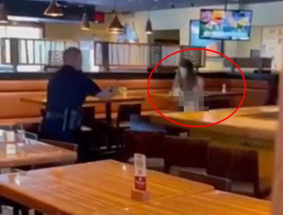 ▲德州一名女子全裸砸餐廳，被警方電擊胸部，倒地落網。（圖／翻攝Twitter@BillyCorben）