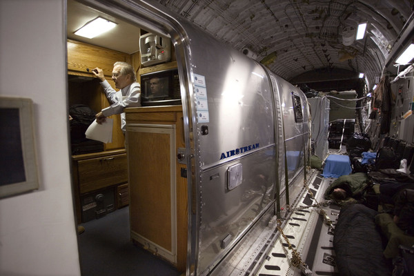 ▲美國防部長搭C-17出訪阿富汗時，內部的Airstream露營拖車。（圖／翻攝自The Drive）