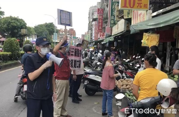 ▲▼三重警分局廚房阿姨確診，無罩煮飯導致2警員染疫，警方到市場宣導防疫相當諷刺，警政署長還訂便當給警員享用，卻讓分局成為防疫最大破口             。（圖／記者陳以昇翻攝）