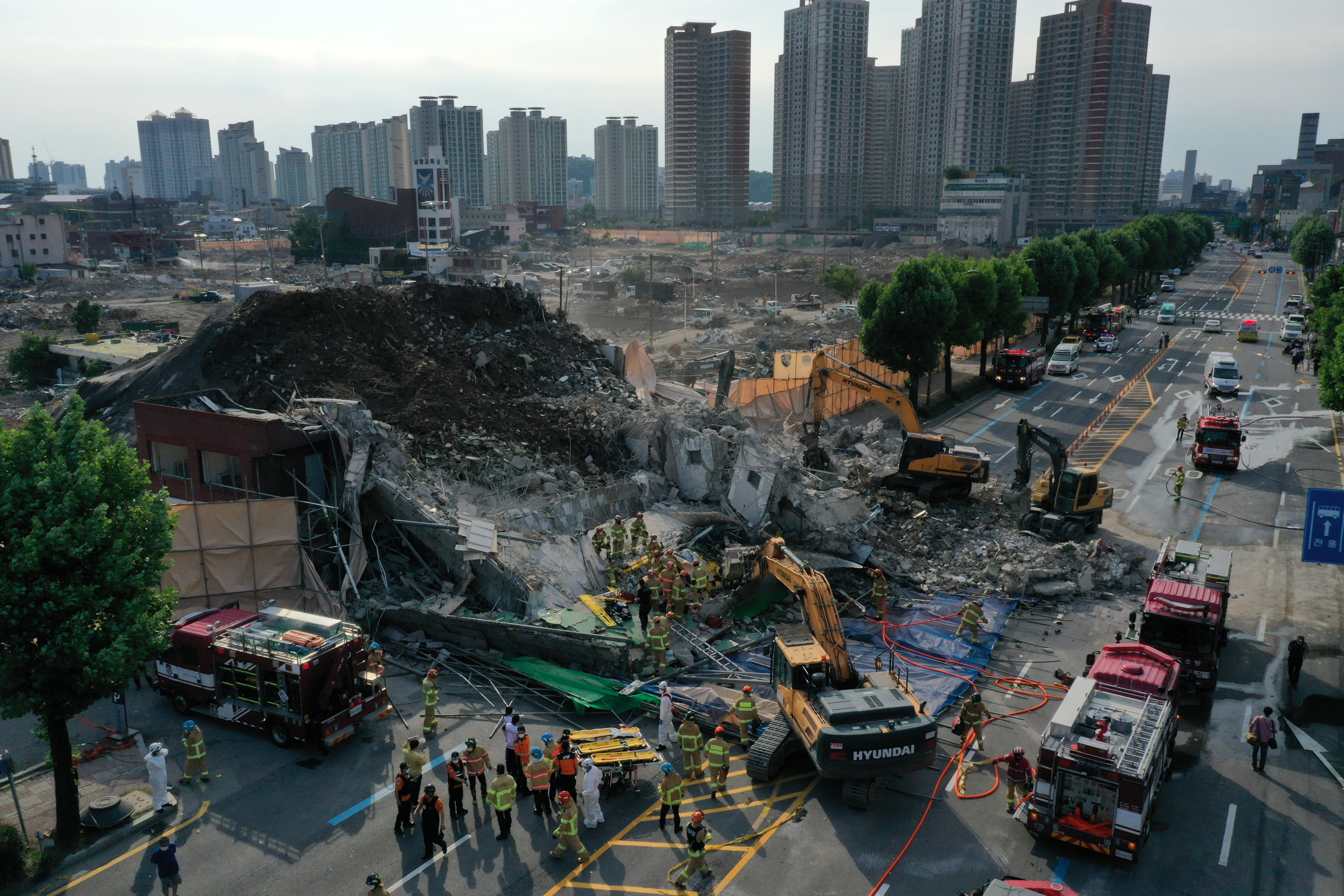 ▲▼南韓光州市東區一處準備拆除的5層樓建築倒塌，公車當場慘遭活埋。（圖／達志影像）