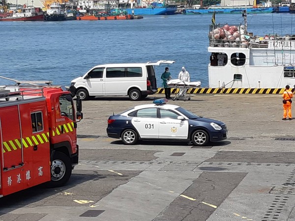 ▲高雄港49號碼頭一艘漁船驚傳有人猝死             。（圖／翻攝記者爆料網）