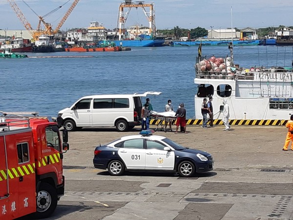 ▲高雄港49號碼頭一艘漁船驚傳有人猝死             。（圖／翻攝記者爆料網）