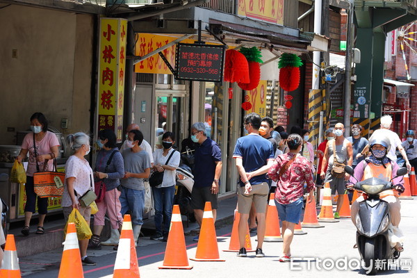 ▲▼疫情嚴峻擋不住民眾採買粽子過端午節的心，在深坑肉粽一條街上有不少民眾頂著大太陽排隊買肉粽。（圖／記者湯興漢攝）