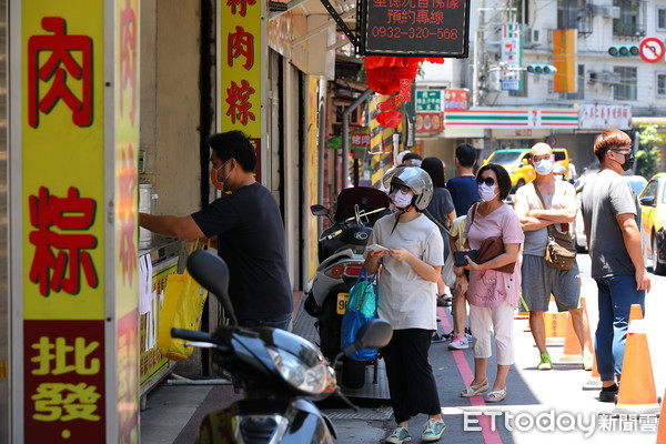 ▲▼疫情嚴峻擋不住民眾採買粽子過端午節的心，在深坑肉粽一條街上有不少民眾頂著大太陽排隊買肉粽。（圖／記者湯興漢攝）