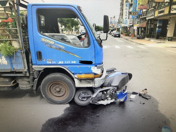 ▲▼衛福部食藥署一名科長日前騎機車上班，竟遭對向直行貨車撞飛送醫不治。（圖／民眾提供）