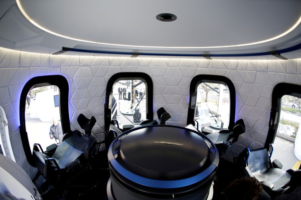 ▲▼貝佐斯創辦的太空探索公司藍色起源（Blue Origin）公布火箭「新謝帕德號」（New Shepard）座艙內部設計。（圖／路透）