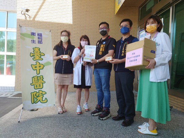 ▲台中市議員張彥彤（右3）捐贈40部血氧機給台中醫院。（圖／張彥彤提供）