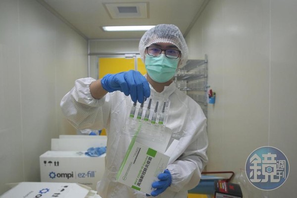 本刊直擊高端疫苗竹北廠，「預充填針劑」包裝跟外觀首度曝光。