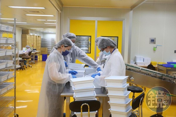 高端疫苗竹北廠的員工正在進行充填、包裝作業。