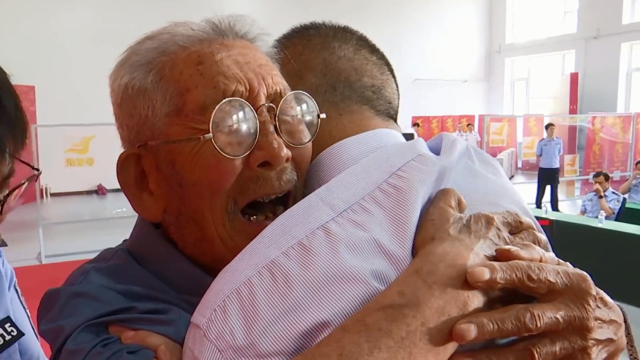 ▲▼90歲的羅鳳坤見到了他58年前失散的兒子。（圖／翻攝自微博／閃電新聞）