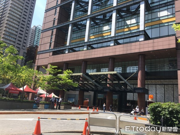 ▲▼台中新光三越櫃姐確診，盧秀燕緊急設立前進指揮所，召回近300名員工快篩。（圖／記者鄧木卿攝）