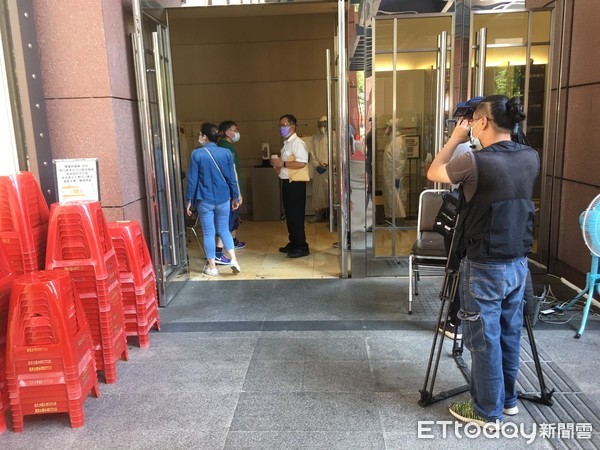 ▲▼台中新光三越櫃姐確診，盧秀燕緊急設立前進指揮所，召回近300名員工快篩。（圖／記者鄧木卿攝）