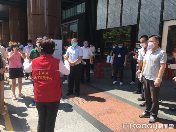 ▲▼台中新光三越櫃姐確診，盧秀燕緊急設立前進指揮所，召回近300名員工快篩。（圖／記者鄧木卿攝）