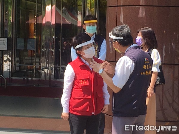 ▲▼台中新光三越櫃姐確診，盧秀燕緊急設立前進指揮所，召回近300名員工快篩。（圖／記者鄧木卿攝）